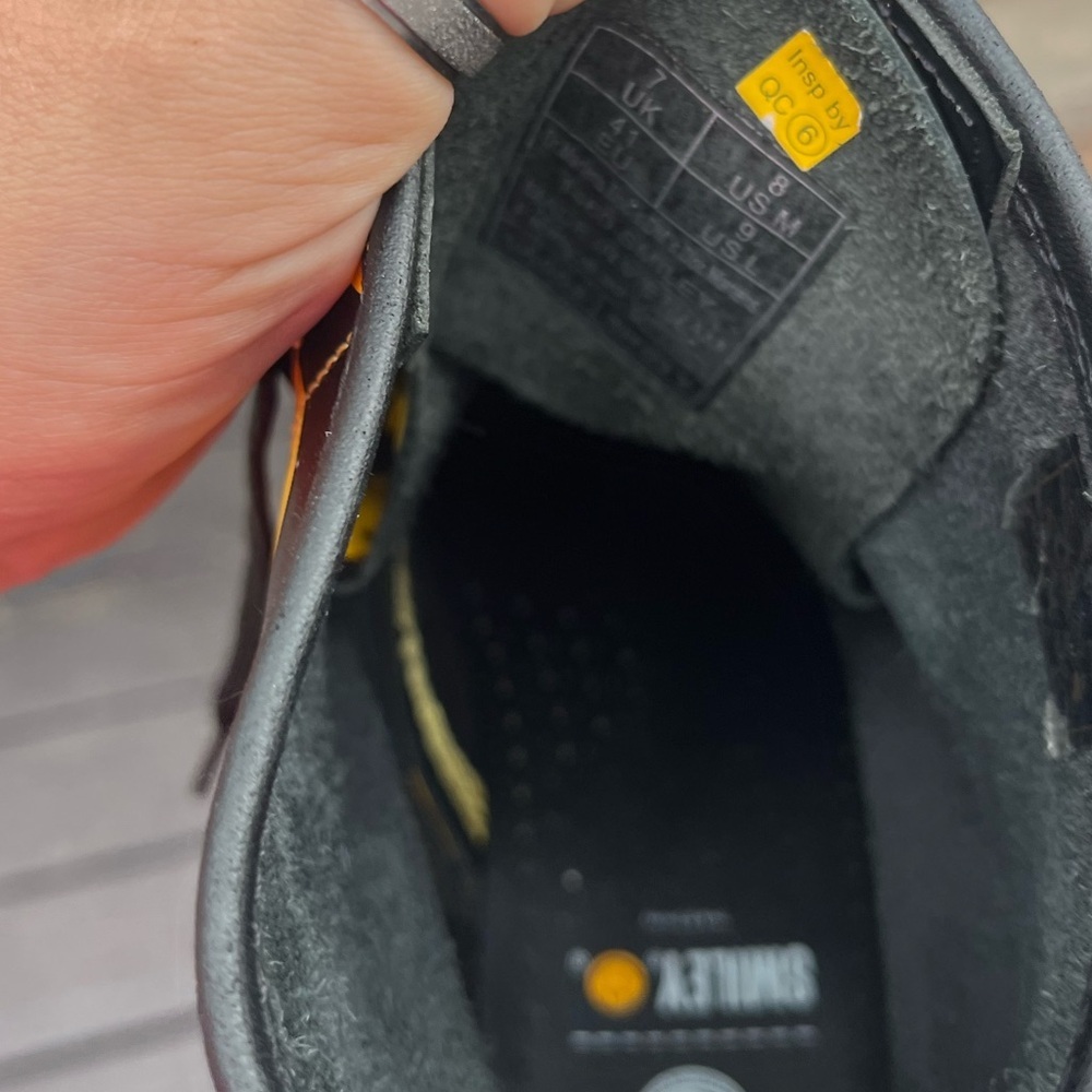 Smiley Dr Marten Limited Edition - Picture 11 of 15